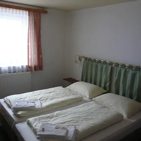 Frühstückspension Schwarzes Rossl 3*